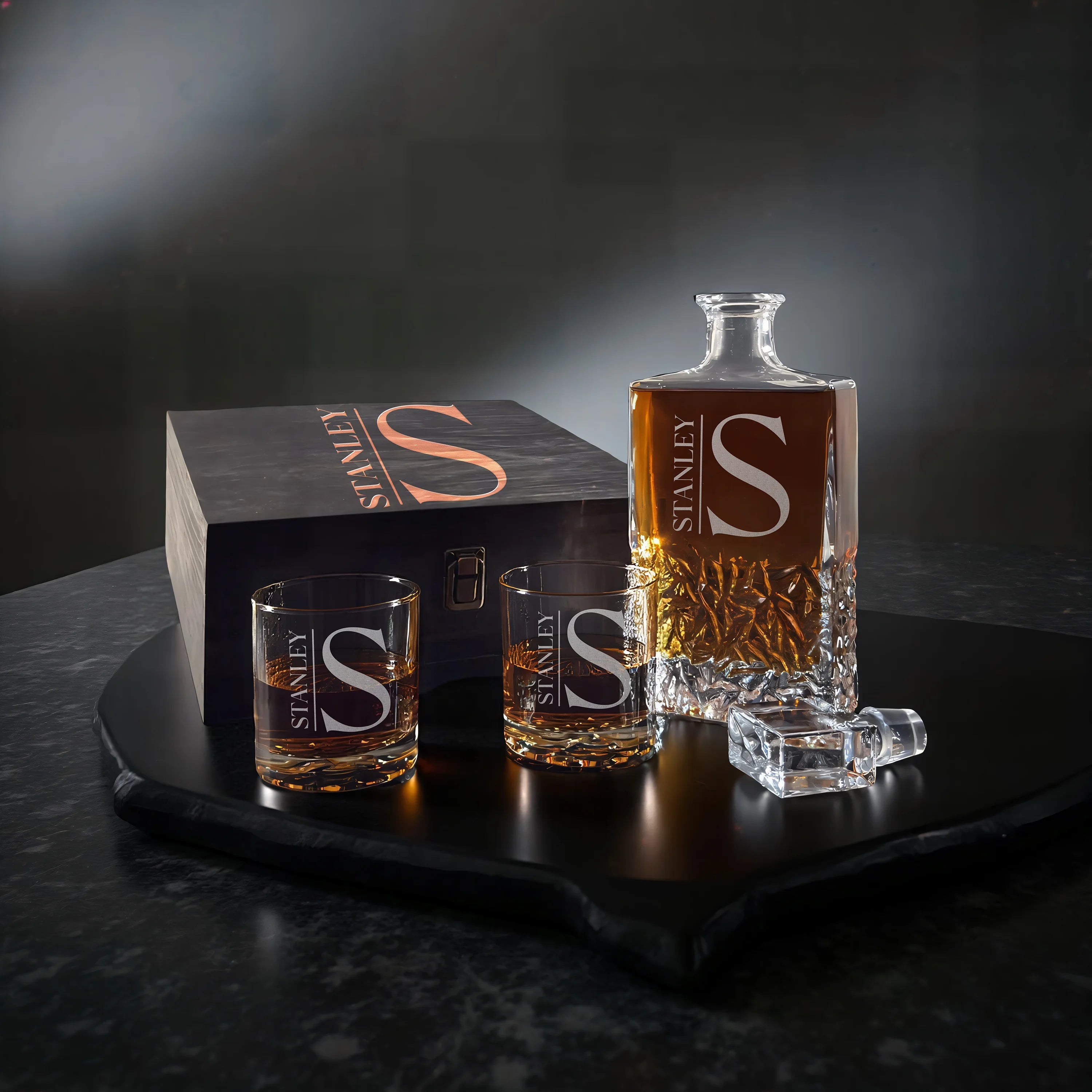 Heritage Bourbon Decanter Wooden Edition with 2 Sculpted Glasses